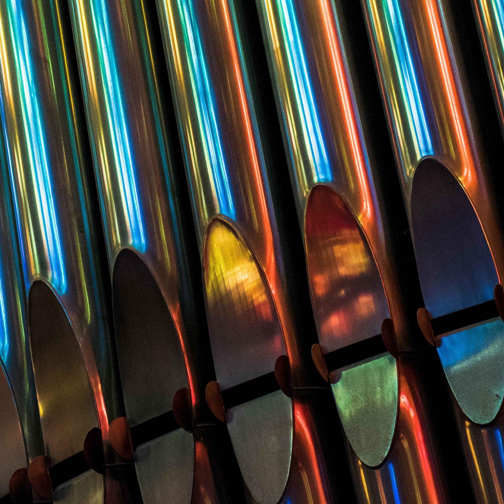 Lichtspiegelungen auf Orgelpfeifen 1x1